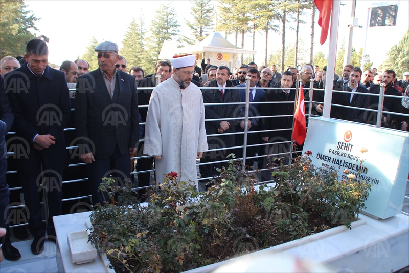 Diyanet İşleri Başkanı Erbaş Halisdemirin kabrini ziyaret etti