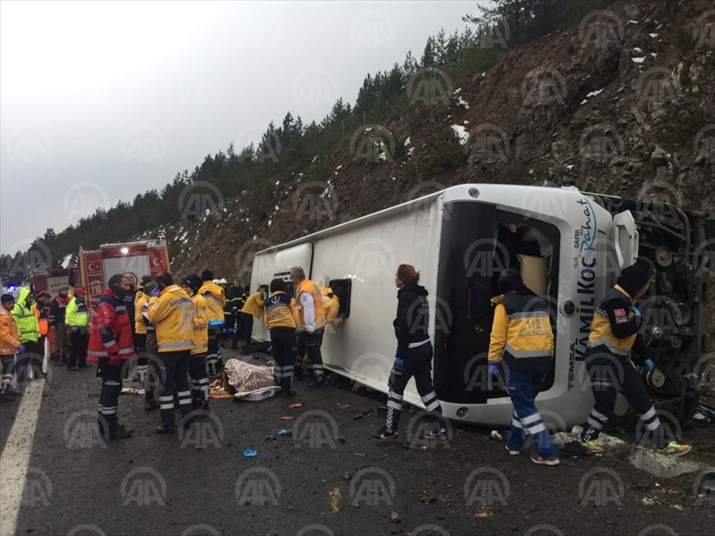 Anadolu Otoyolu'nda yolcu otobüsü devrildi