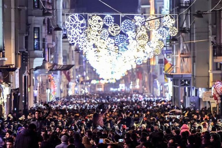 Türkiye'de yeni yıl sevinçle karşılandı