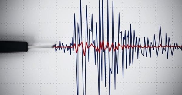 Endonezya'da 6,1 büyüklüğünde deprem