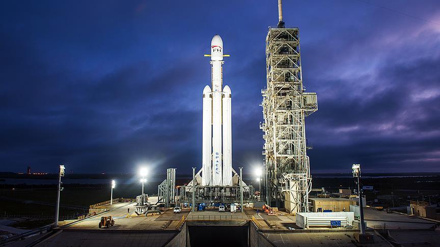 Dünyanın en güçlü roketi Falcon Heavy uzaya fırlatıldı