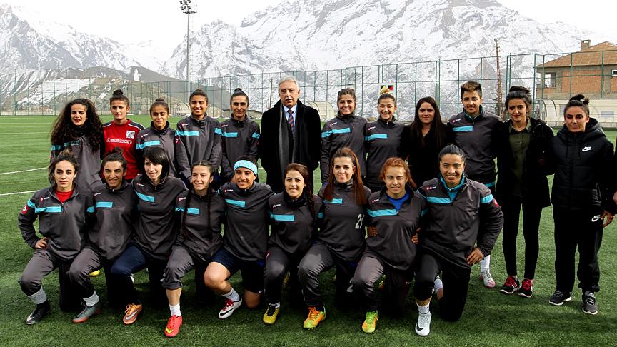 Hakkari'de kadın futbol takımına malzeme desteği