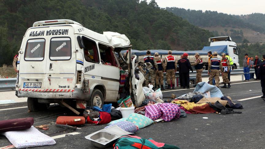 Kahramanmaraş'ta minibüs kamyona çarptı