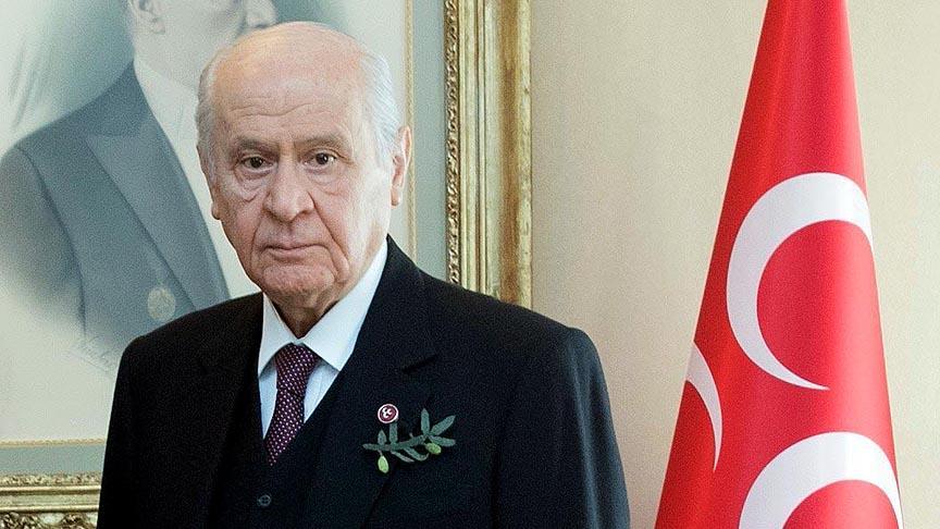 Bahçeli'ye 'zeytin dalı' şeklinde yaka iğnesi hediye edildi