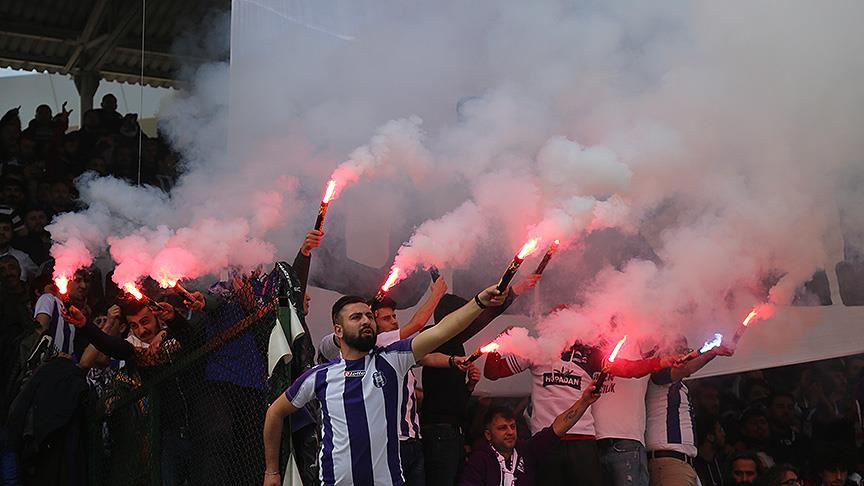 Artvin'de amatör maçı binlerce taraftar izledi!