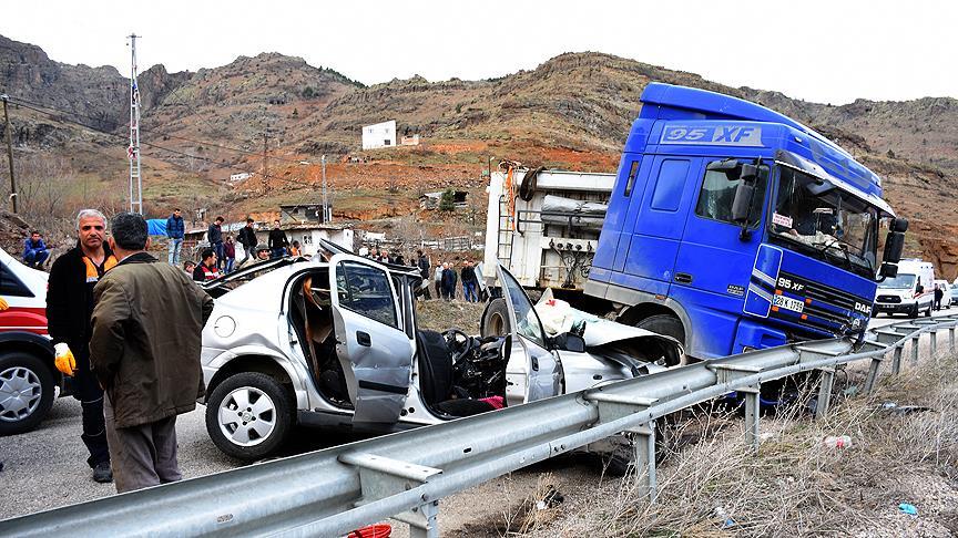 Gümüşhane'de tır ile otomobil çarpıştı: 3 ölü, 1 yaralı