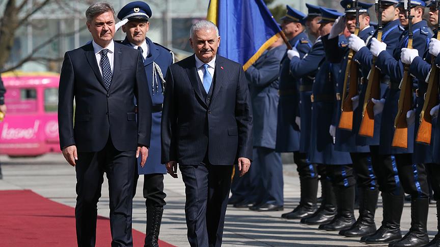 Başbakan Yıldırım, Saraybosna'da resmi törenle karşılandı