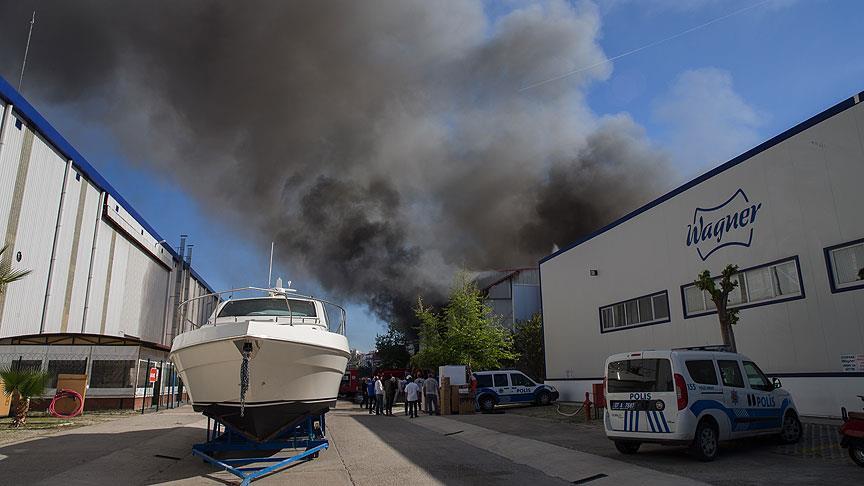 Antalya'da yat imalat deposunda yangın