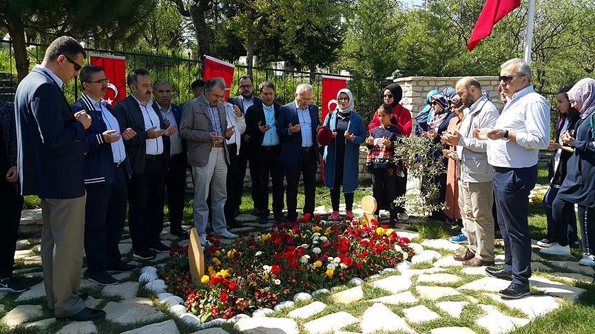 Bakan yardımcıları Afrin şehidinin kabrini ziyaret etti