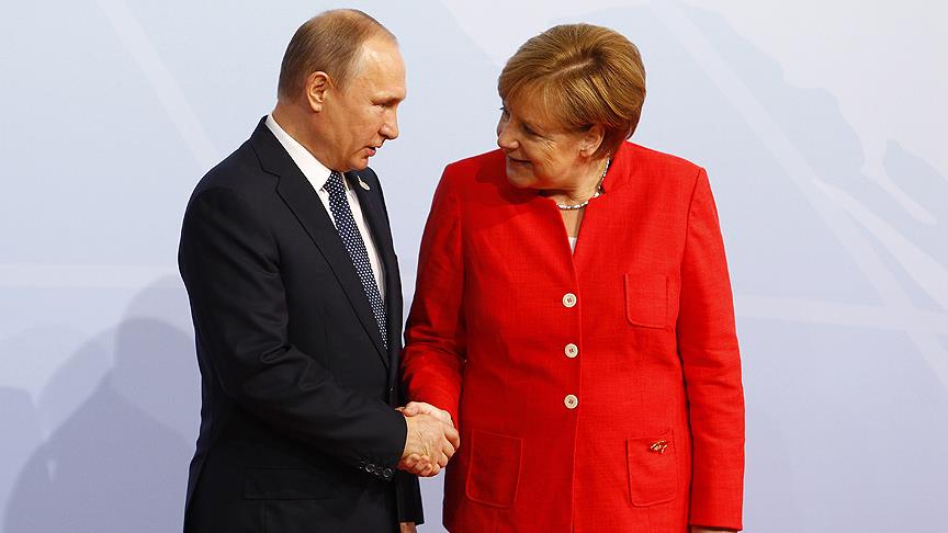 Putin Merkel ile Suriye’yi görüştü