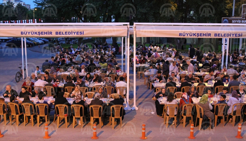 İftar için Mevlana'nın hocasının kabrine akın ettiler..