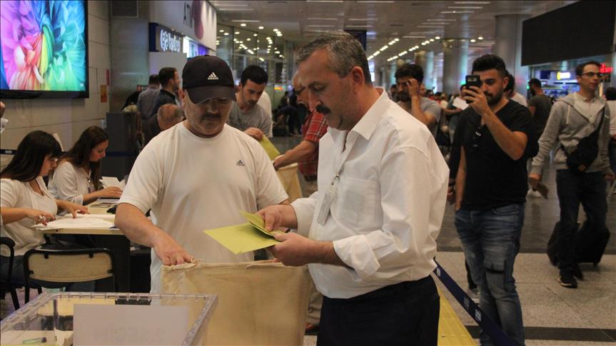 Yurt dışından gelen seçmenler havalimanında oy kullandı