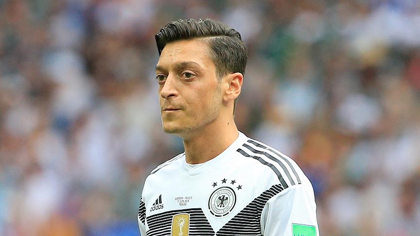 Alman taraftarlardan Mesut Özil'e destek