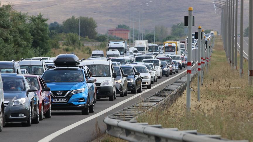 Sürücülere dönüş yolu uyarısı