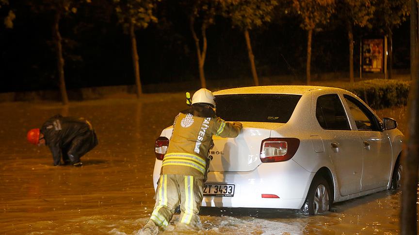 İstanbul'da yağış nedeniyle araçlar mahsur kaldı!