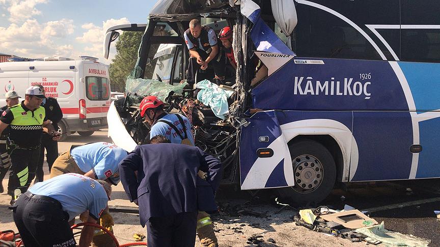 Balıkesir'de yolcu otobüsü temizlik aracına çarptı