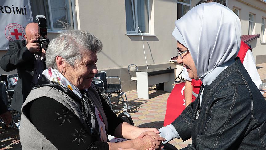 Emine Erdoğan'dan Moldova'da huzurevi ziyareti
