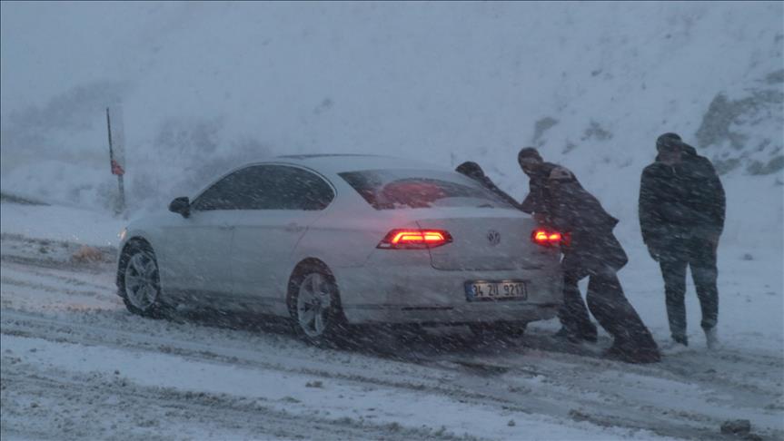 Erzincan'da kar yağışı ulaşımı olumsuz etkiledi