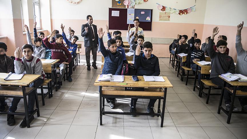 'Savaşın Çocukları'na öğretmenlik yapıyor