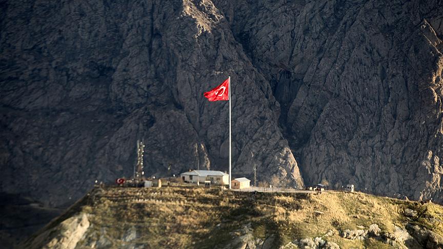 Hakkari'de dev Türk bayrağı göndere çekildi