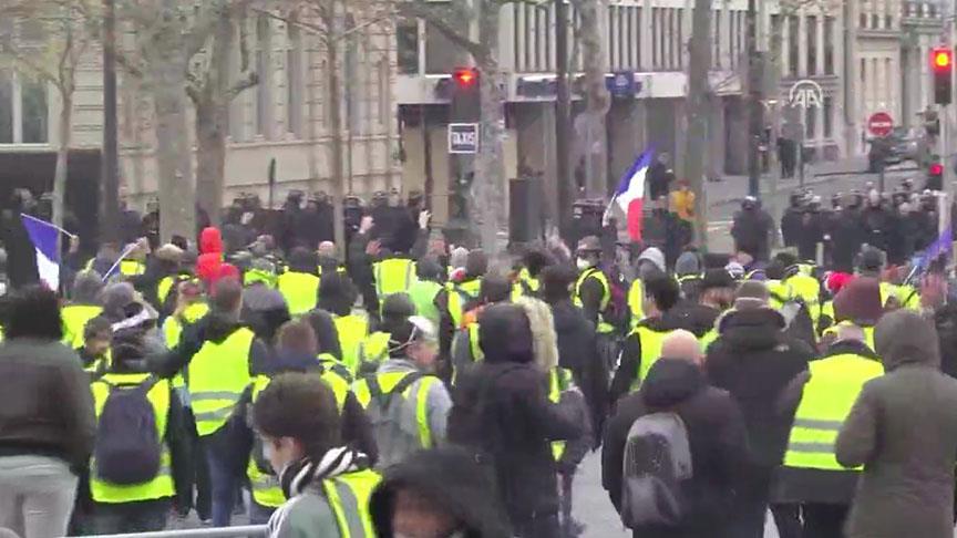 Fransa'da Sokaklar Karıştı!