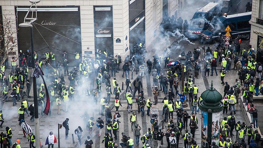 Fransa'da 'sarı yelekliler' protestosunda 700 gözaltı!