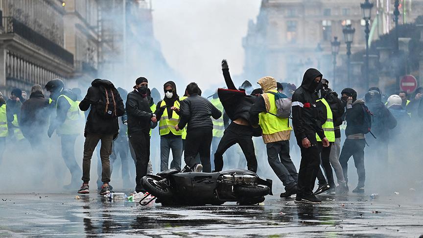 Fransa'daki gösterilerde 17'si polis 118 kişi yaralandı