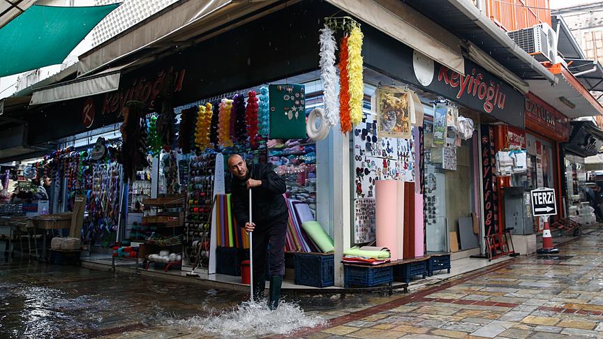 İzmir ve Bodrum'da sağanak hayatı olumsuz etkiliyor