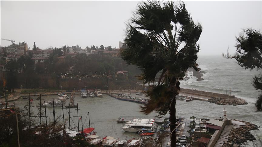 Antalya'da şiddetli yağış ve hortum nedeniyle zor anlar yaşanıyor