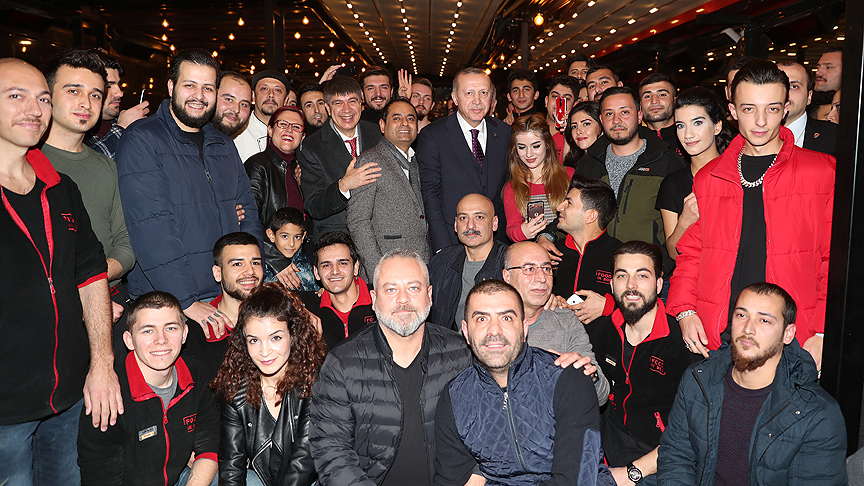 Erdoğan kafede vatandaşlarla sohbet etti
