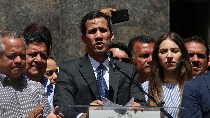 Guaido, Maduro'yu devirebilmek için askerlerle görüşüyor