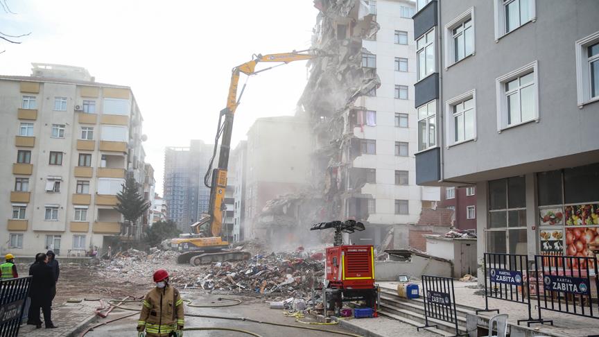 Kartal'da riskli binaların yıkımı sürüyor