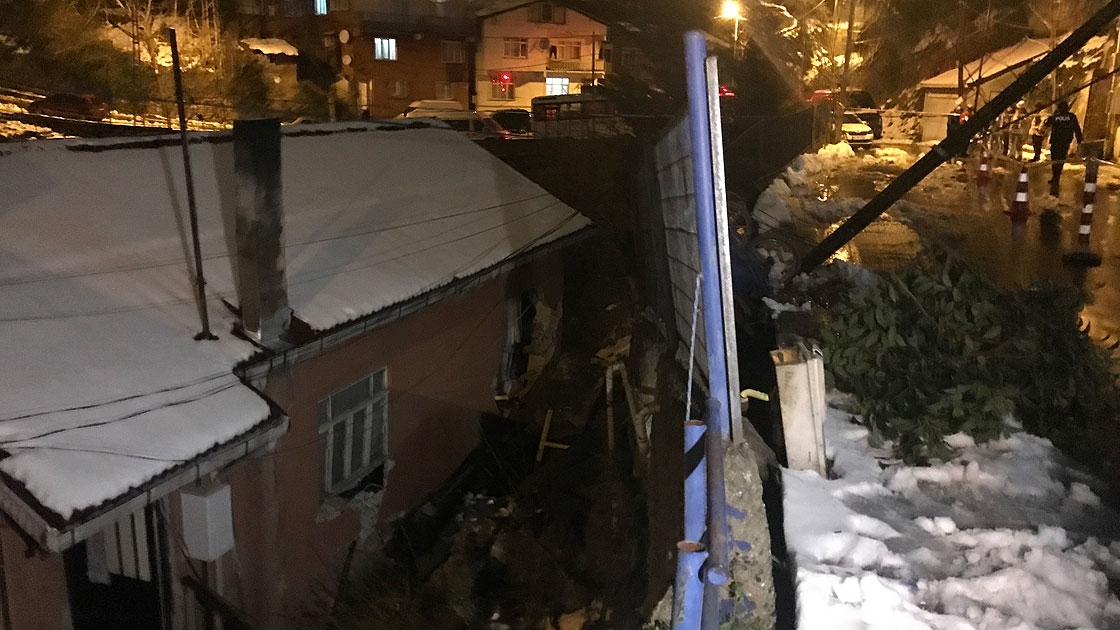 Sarıyer'de yol çökmesi nedeniyle 2 bina tahliye edildi