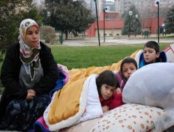 Evden Atılan Genç Kadın Üç Çocuğu İle Geceyi Parkta Geçirdi
