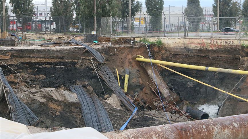 İzmir'de metro vagonu yer altı park alanı inşaatında göçük