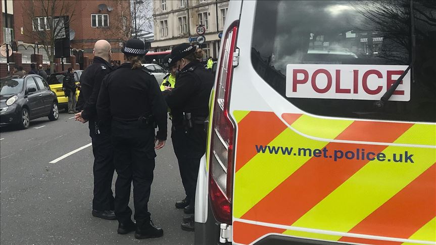 Londra'da cuma namazı sırasında çekiçli saldırı