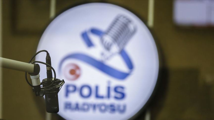 Polisin gülen yüzünü radyo dinleyicisiyle buluşturuyorlar