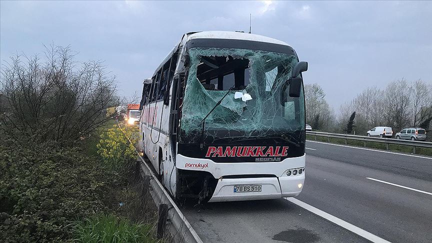 Sakarya'da yolcu otobüsü devrildi: 30 yaralı!