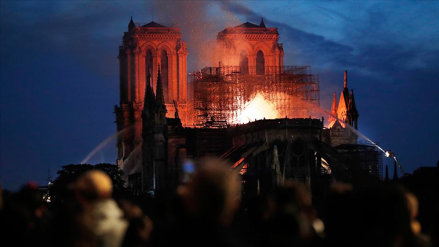 Notre Dame Katedrali'ndeki yangın söndürüldü!