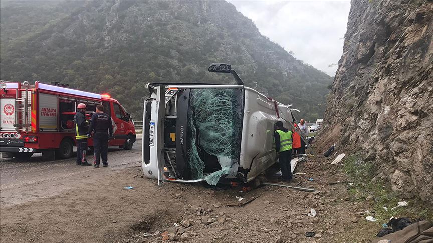 Antalya'da yolcu otobüsü devrildi!