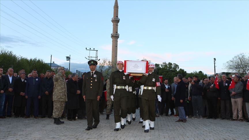 "Şehitlerimizi uğurluyoruz!"