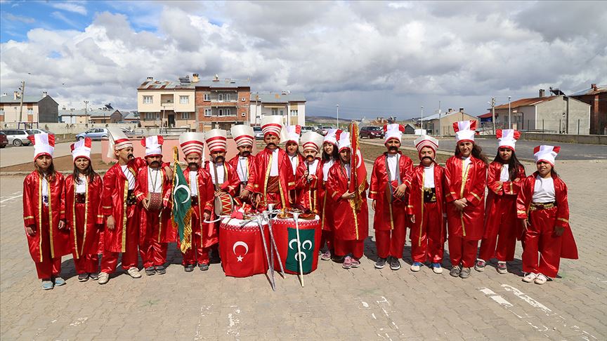 Kovadan kös, çantadan çevgen yapıp mehter kurdular!