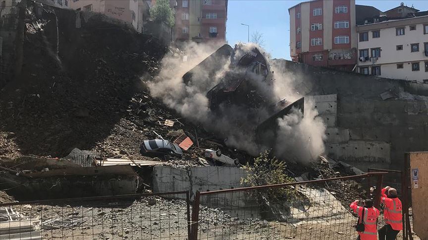 Kağıthane'de tahliye edilen 4 katlı bina çöktü