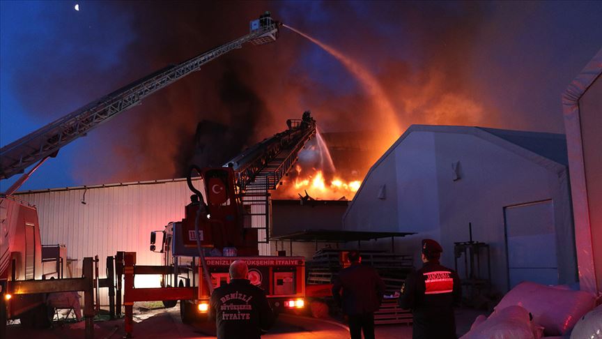Denizli'de tekstil fabrikasında çıkan yangın söndürüldü