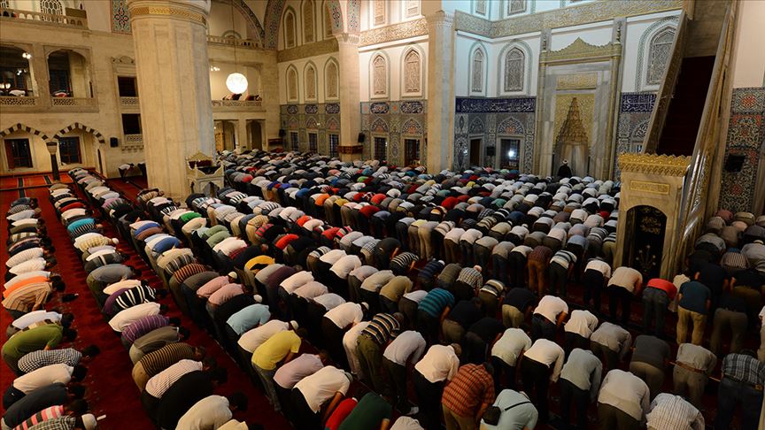 Ramazan ayının ilk teravih namazı pazar günü kılınacak!