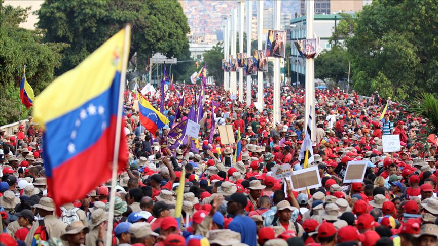 Venezuela’daki darbe girişimi ters tepti!