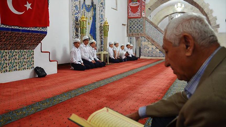 6 asırlık tarihi camide mukabele geleneğini genç hafızlar yaşatıyor