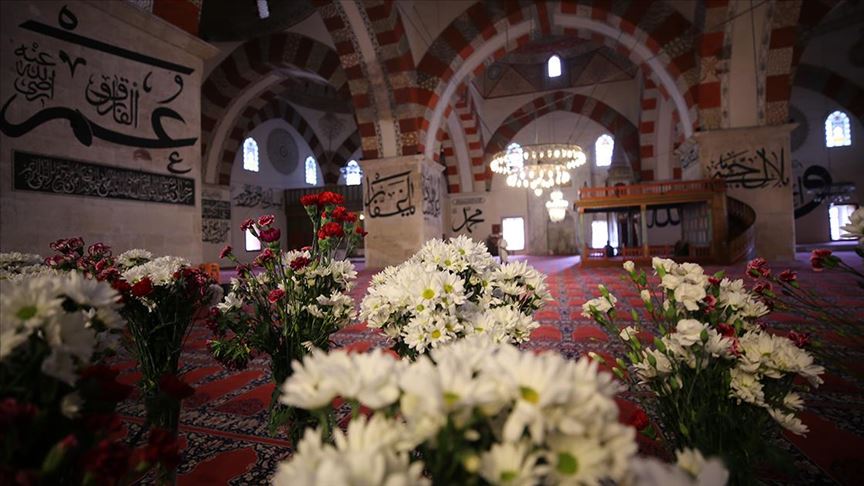 Osmanlı geleneği gereği Eski Cami çiçeklerle donatıldı