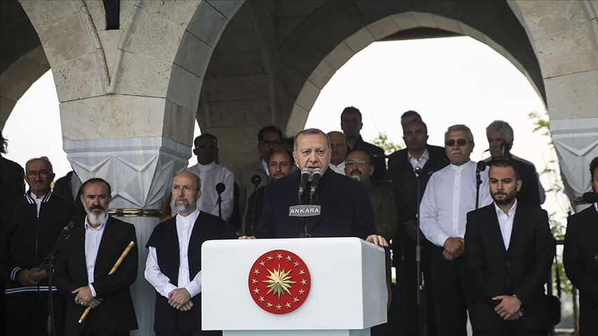 Cumhurbaşkanı Erdoğan: Camilerin süsü cemaatidir, özellikle de gençlerdir