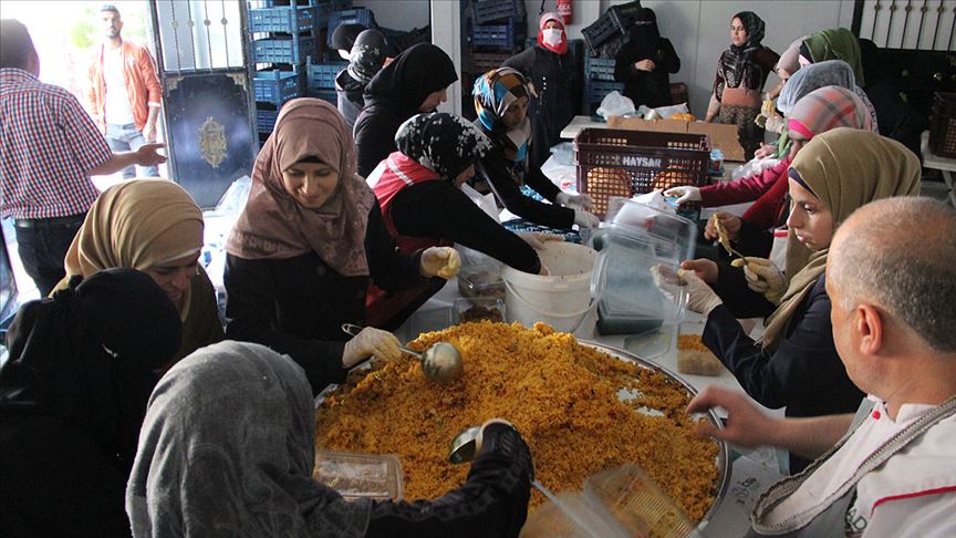 Suriyelilerin geleneksel yemeği iftar sofralarında